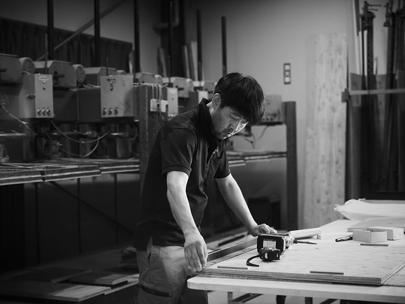 白井工場で部材を加工する職人