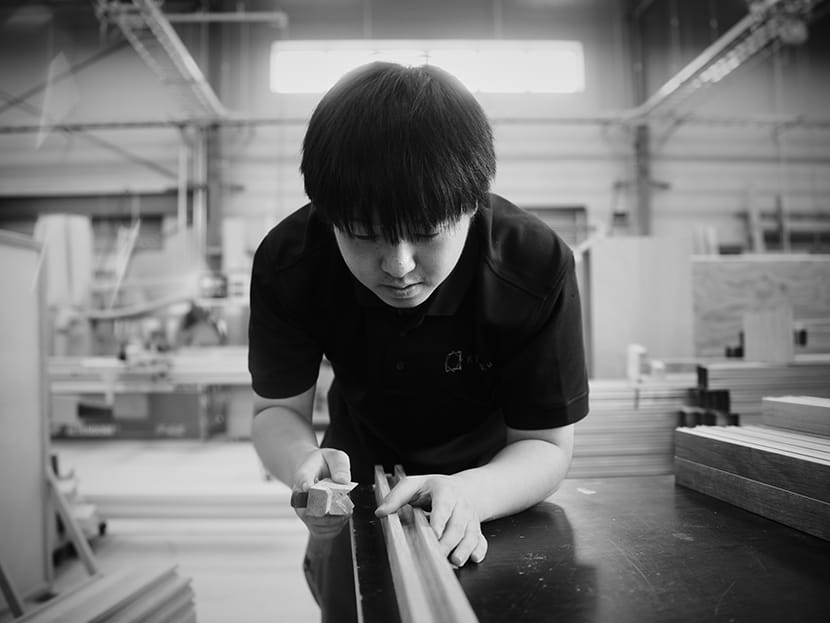 白井工場で木材を加工する若手職人