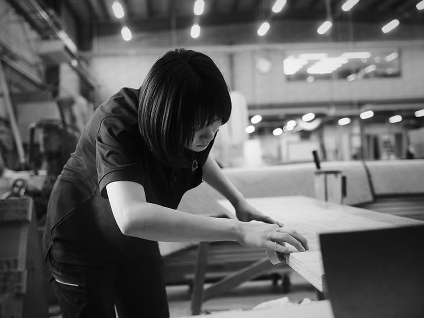 白井工場で板材を確認する女性職人