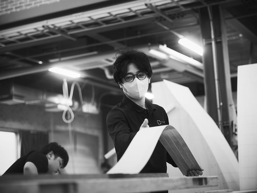白井工場で化粧板を運ぶ職人