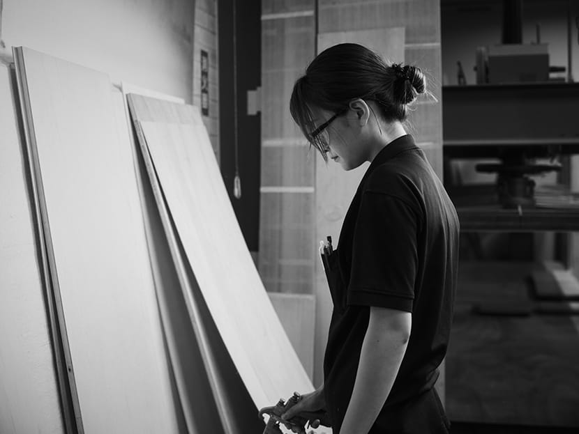 白井工場で板材を運ぶ女性職人