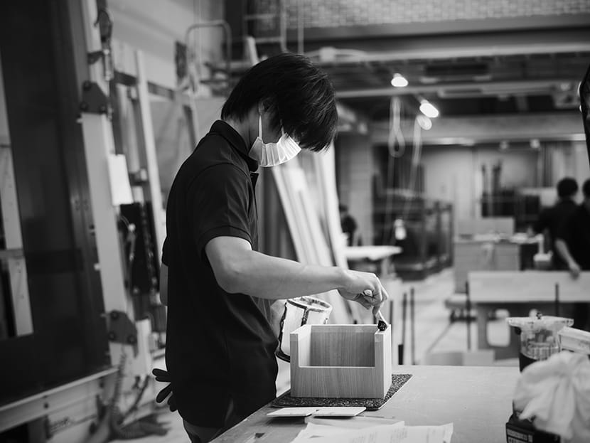 白井工場で金具を取り付ける職人